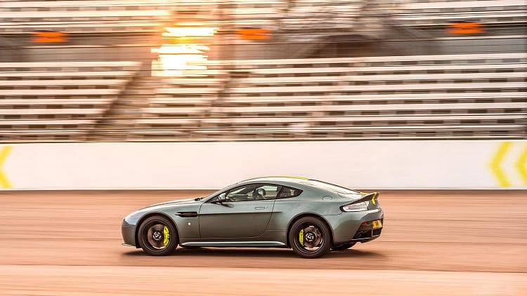 阿斯顿·马丁 Vantage amr 高清全屏壁纸