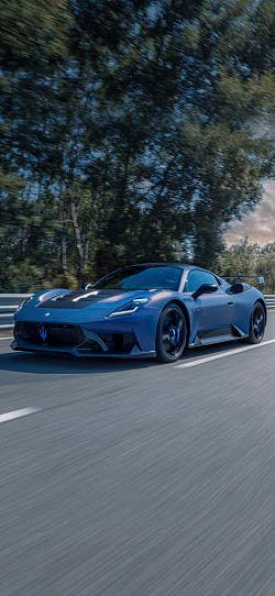 玛莎拉蒂 GT2 stradale 高清手机竖屏壁纸