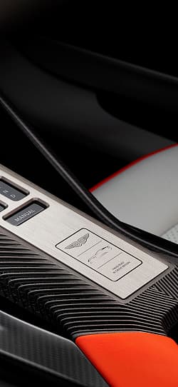 阿斯顿·马丁 Valen 5.2L V12 高清手机竖屏壁纸