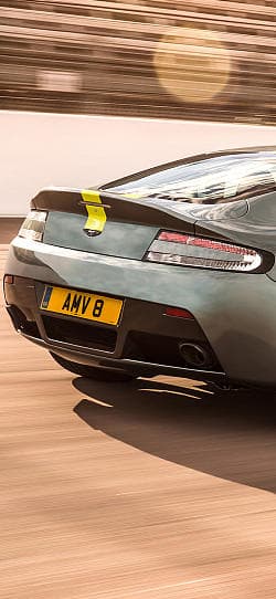 阿斯顿·马丁 Vantage amr 高清手机竖屏壁纸