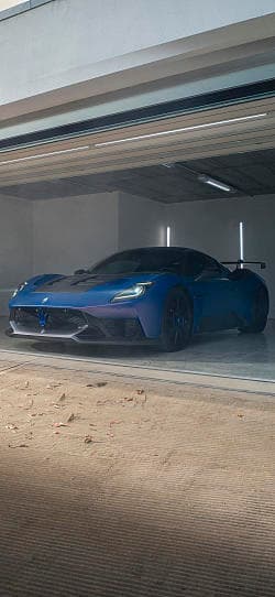 玛莎拉蒂 GT2 stradale 高清手机竖屏壁纸